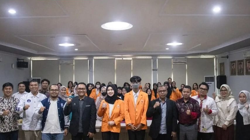 Dekan FH Lepas Mahasiswa Magang MBKM Profesi Hukum bersama Peradi Jambi