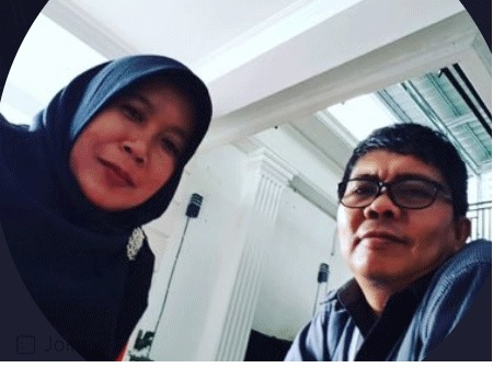 Dirut Sumeks Grup H Muslimin Promosi Gelar Doktor Bersama Istri Tercinta