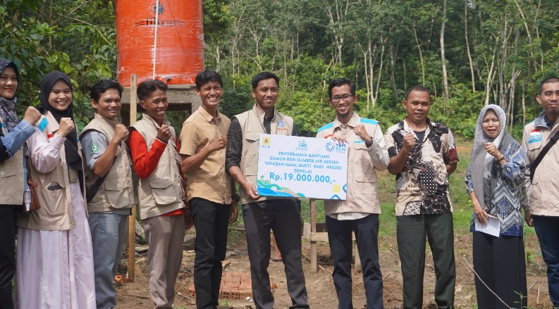 YPM PLN UP3 Jambi Serahkan Bantuan Penyediaan Air Bersih Kepada Yayasan Amal Bakti Negeri Darul Falah