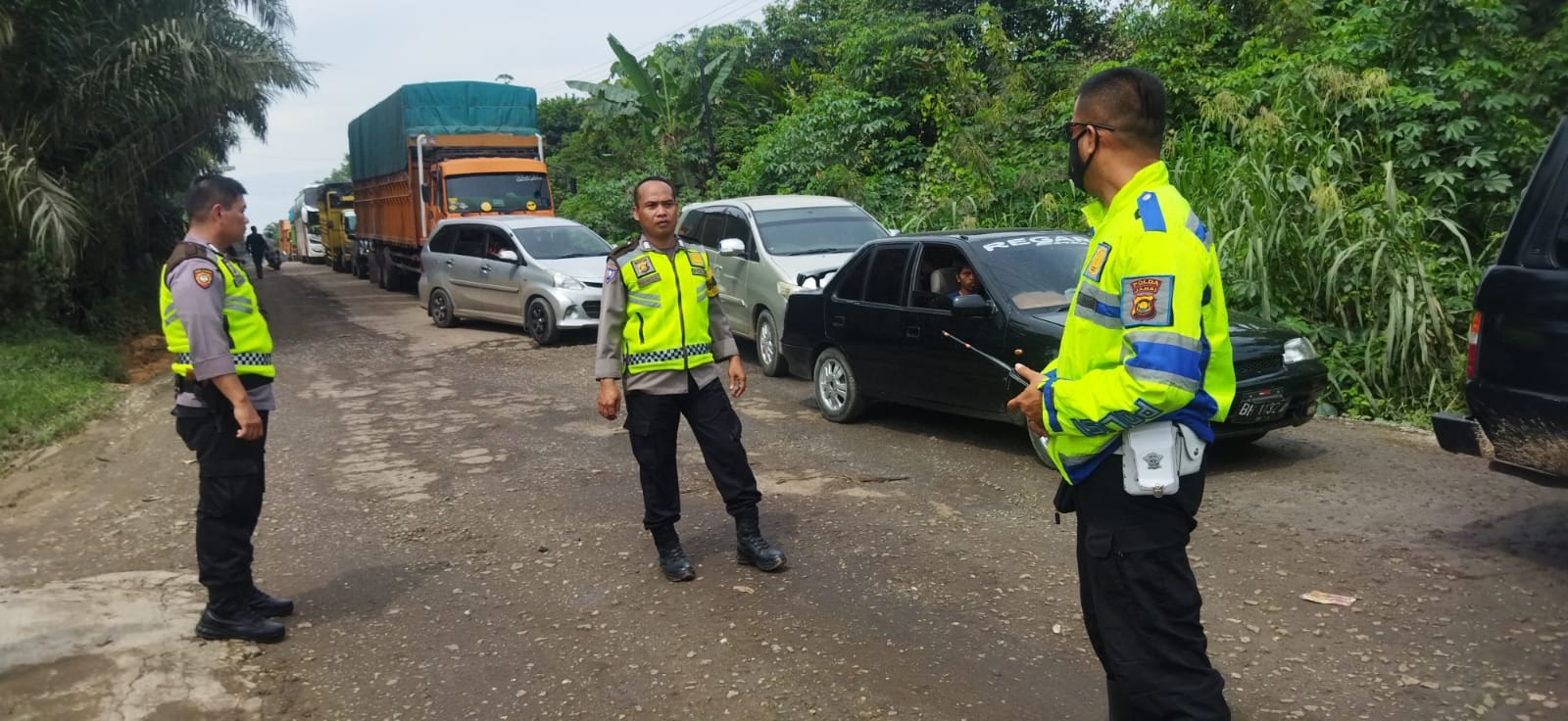 Truk Batubara Terbalik, Jalan Jambi - Bajubang Macet Parah