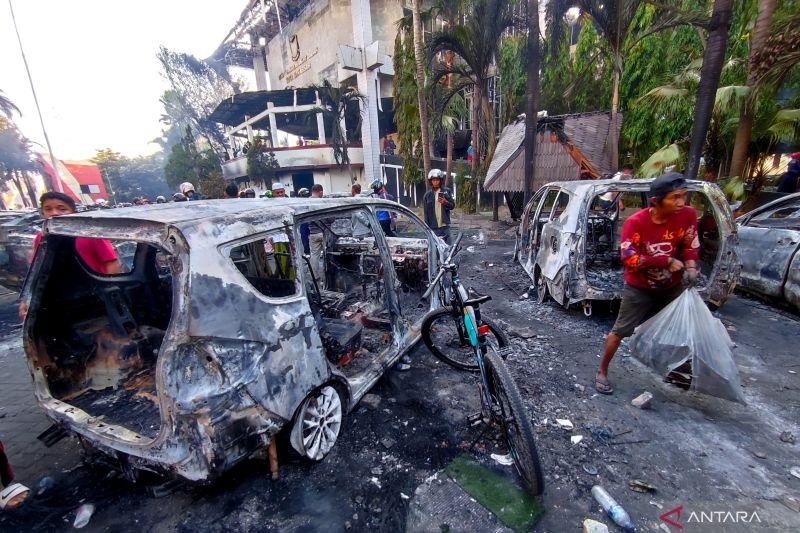 Usai Dibakar, Warga Jarah Barang Kantor DPRD Kota Makassar