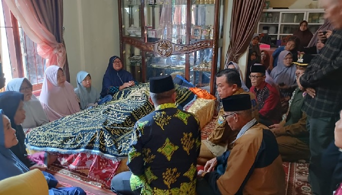 Sampaikan Duka Mendalam, Gubernur Al Haris Melayat ke Kediaman Korban Longsor di Kerinci 