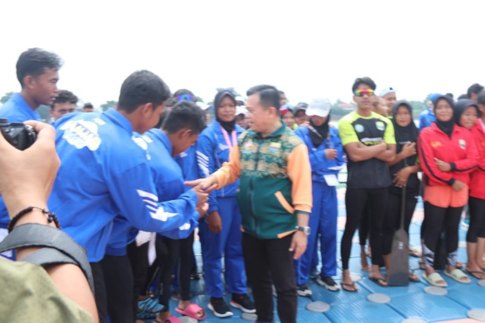 Serahkan 6 Unit Perahu Dragon Boat, Gubernur Al Haris: Cabor Dayung Kebanggaan Jambi