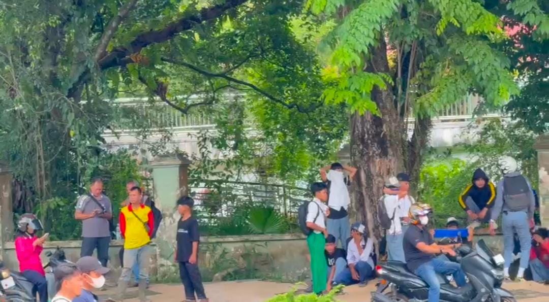 Remaja Berpakaian Sekolah Kedapatan di Lokasi Demo DPRD Jambi, Disdik Berikan Sanksi - Ingatkan Kepsek