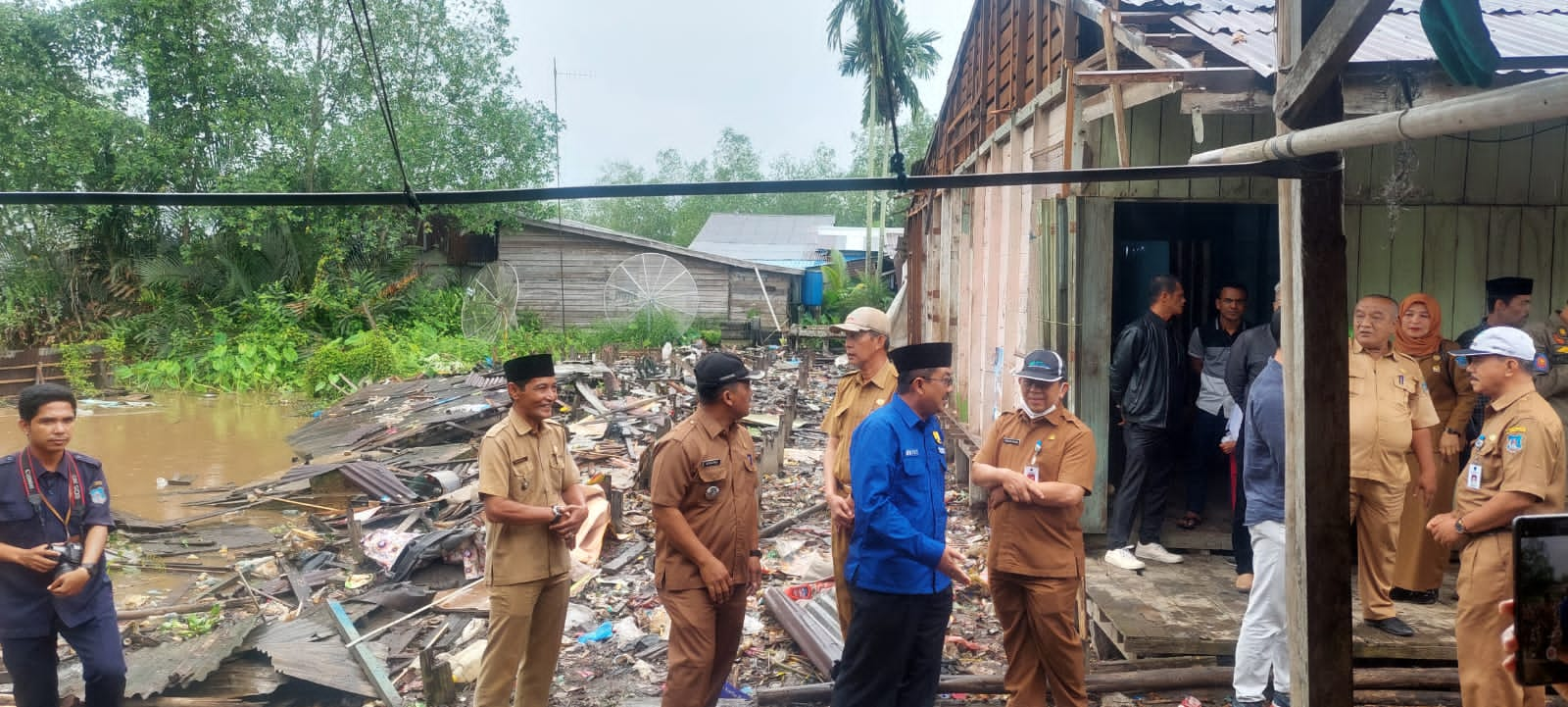 Bupati Anwar Sadat Tinjau Lokasi Longsor Di Senyerang dan Serahkan Bantuan