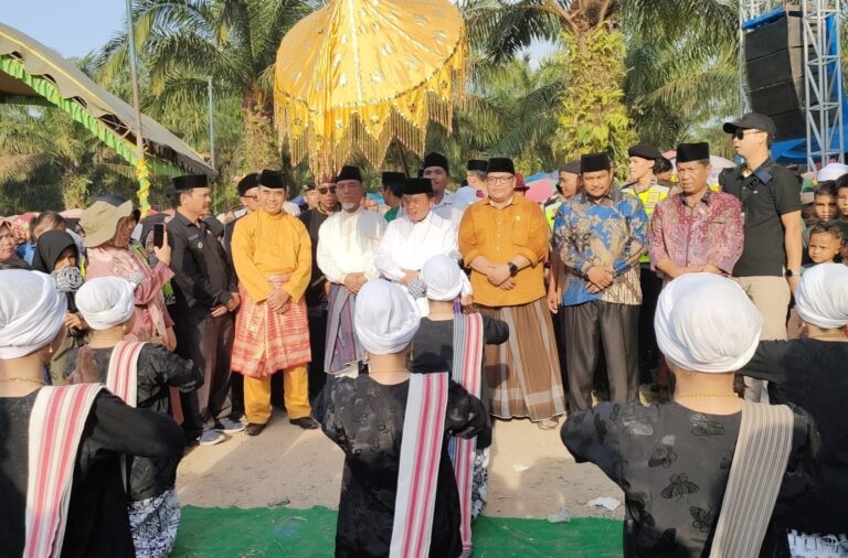 Gubernur Al Haris Buka Festival Bantai Adat Rantau Panjang Tabir