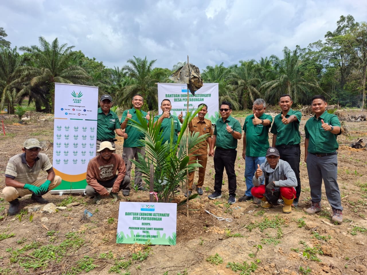 Asian Agri Tingkatkan Kualitas Hidup Masyarakat Melalui Bantuan Paket Pendidikan & Ekonomi Alternatif di Jambi