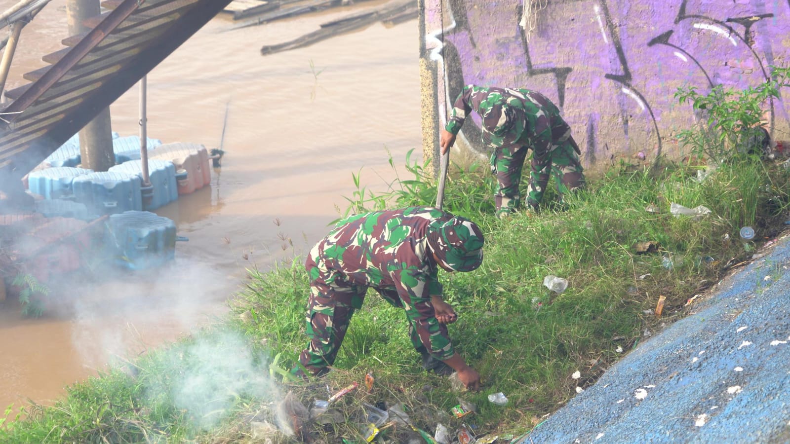 Korem 042/Gapu Gelar Karya Bakti Serentak Peringati Hari Juang TNI AD ke-80 di Kawasan Gentala Arasy