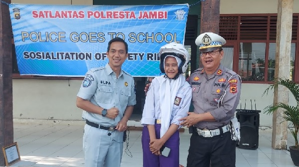 Jasa Raharja dan Police Goes To SMK N 6 Kota Jambi Gelar Program Safety Riding dan PPKL