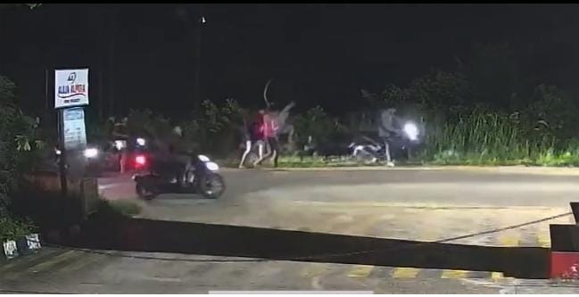 Viral! Pria Berbaju Hitam Jadi Korban Pengeroyokan Orang di Pinggir Jalan di Daerah Olak Kemang 