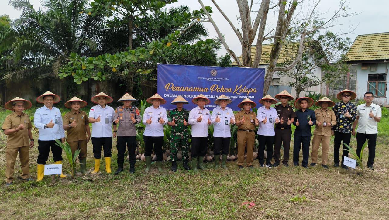 Perkuat Sinergi Guna Ketahanan Pangan, Kanwil Ditjenim Jambi Hadir dalam Penanaman 5.000 Bibit Kelapa