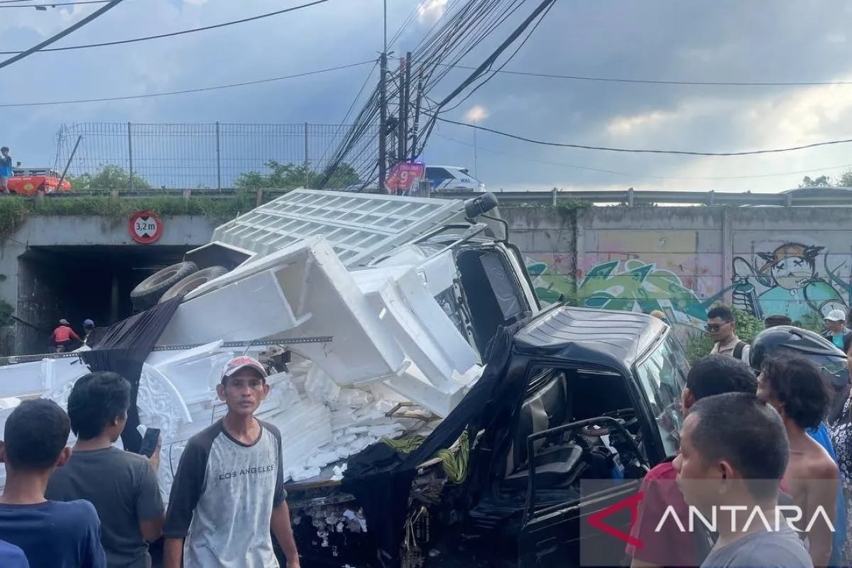 Truk Tabrak Pembatas Jalan dan Terguling di Ruas Tol Tangerang-Merak