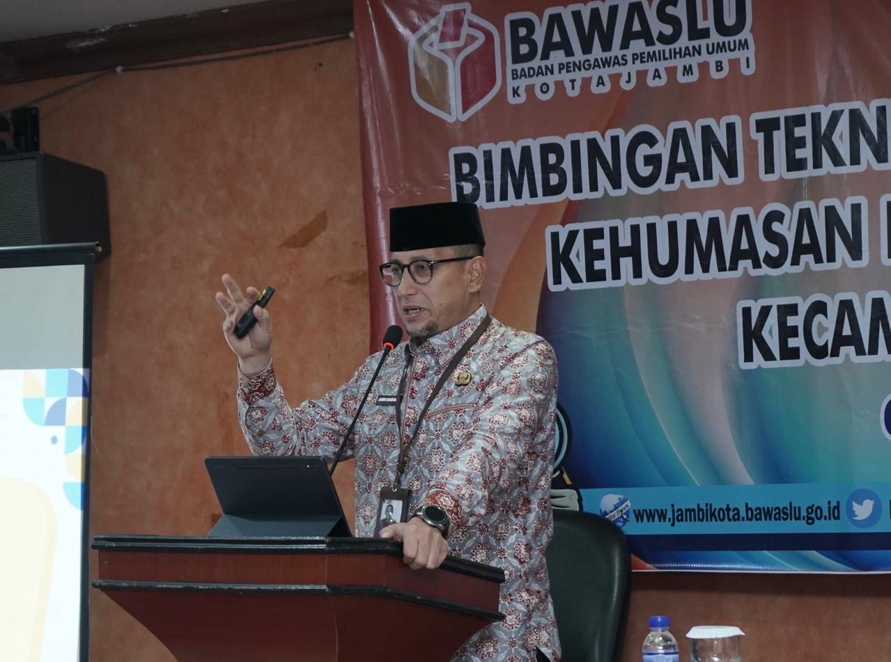 Kadis Kominfo Kota Jambi Presentasikan Kiat Kehumasan Pada Bimtek Panwascam se-Kota Jambi