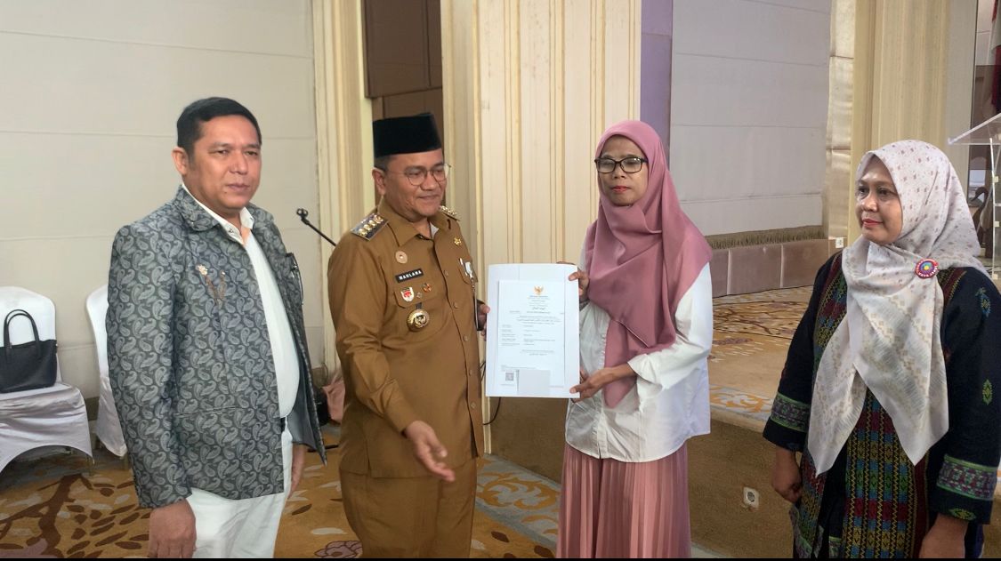 Pemkot Jambi Salurkan Bantuan Peralatan dan Sertifikat Halal