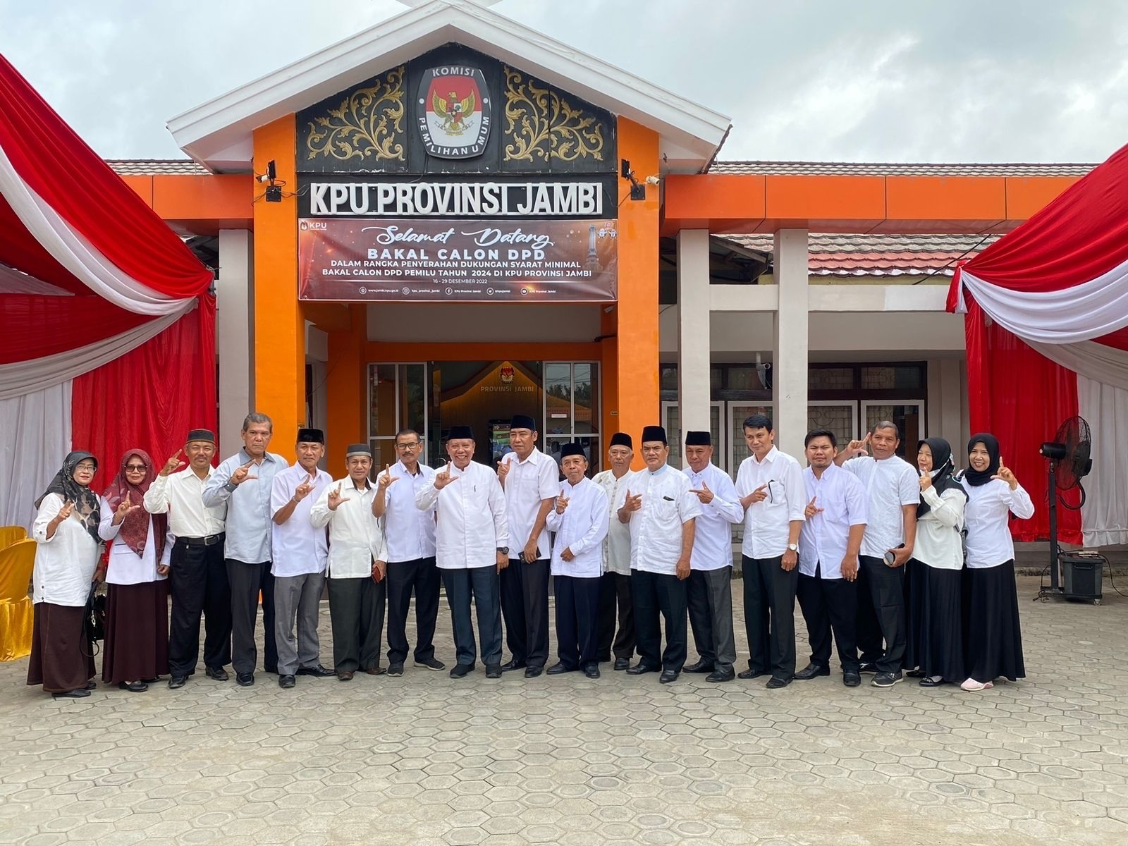 Didampingi Tim Pemenangan, Ketua PGRI Provinsi Jambi Serahkan Dukungan Bakal Calon DPD RI ke KPU 