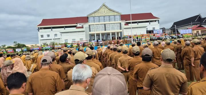 Pimpin Apel Perdana, Bupati Monadi Ingatkan ASN Tingkatkan Pelayanan Publik