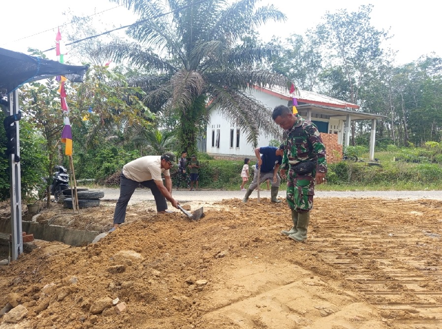 Satgas TMMD Kodim 0415/Jambi Gotong Royong Bersihkan Jalan
