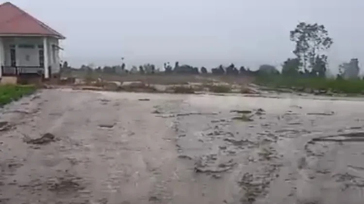 Banjir Bandang Terjang Lereng Gunung Kerinci