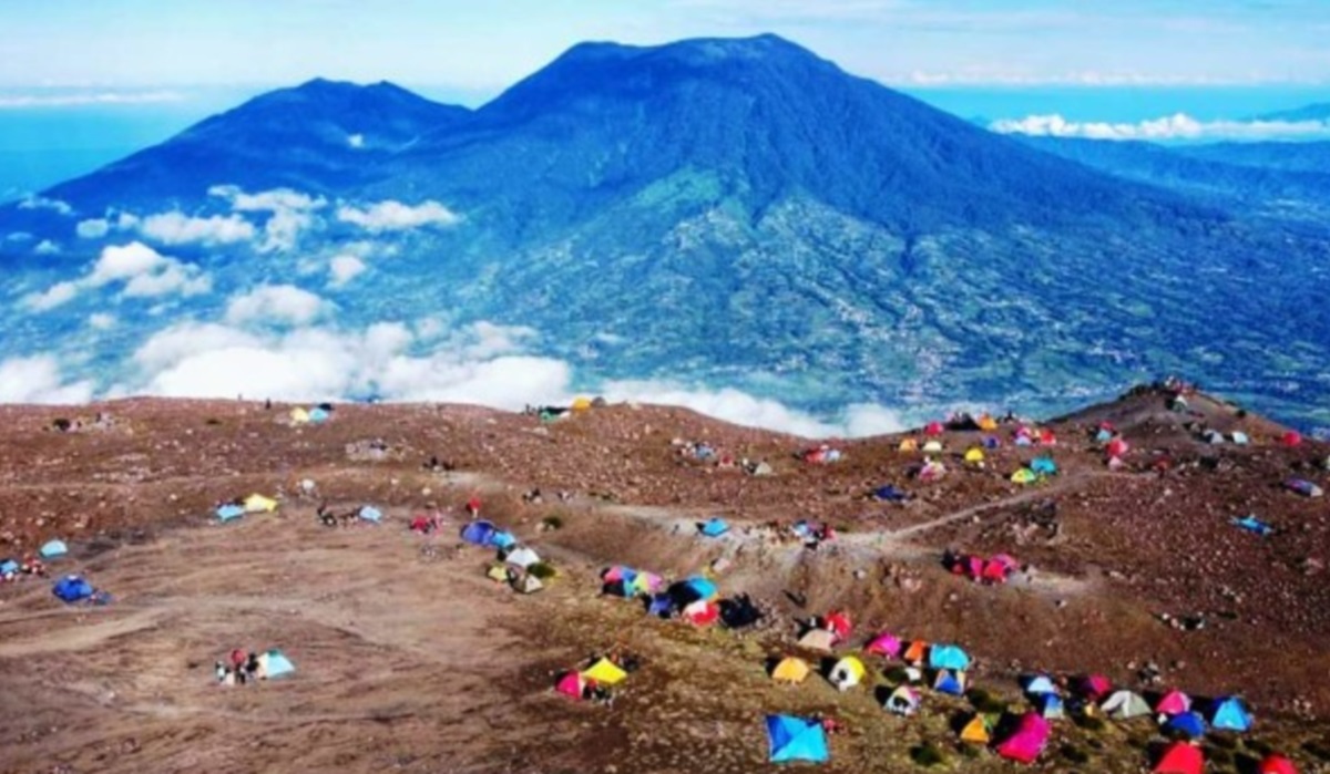 Penampakan Kawasan Cadas Gunung Marapi, Tempat Favorit Pendaki Mendirikan Camp Meski 'Berbahaya'