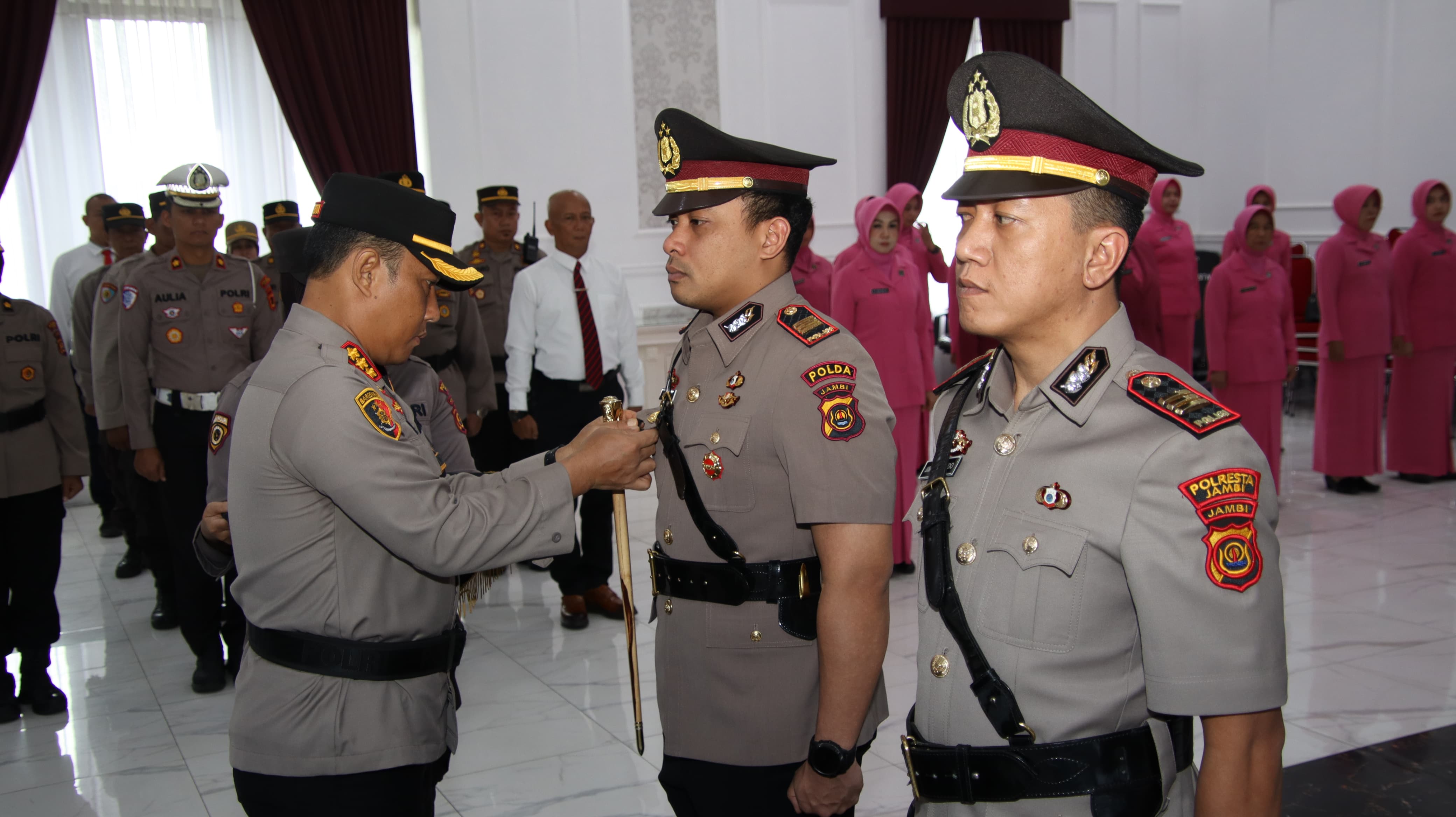 Kapolresta Pimpin Upacara Sertijab Kapolsek Kota Baru