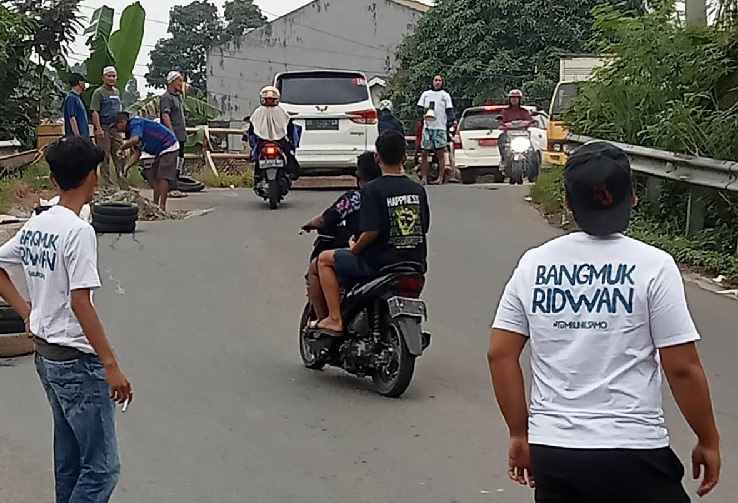 Tanggapi Persoalan Warga, Tim Bang Muk Ridwan Gelar Gotong Royong Bersama 