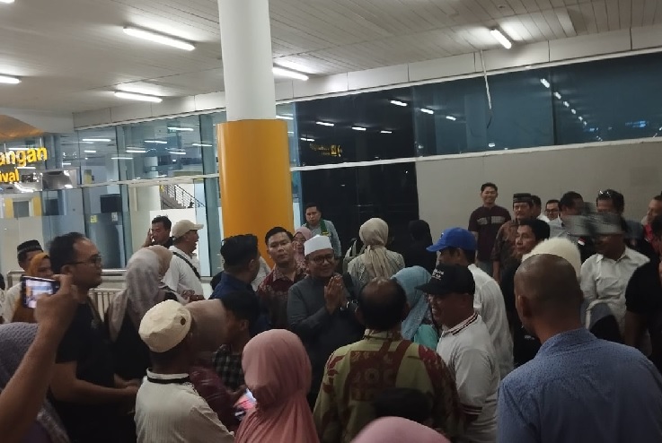 Calon Wali Kota Jambi Maulana Kembali dari Tanah Suci, Disambut Kerumunan Masyarakat di Bandara