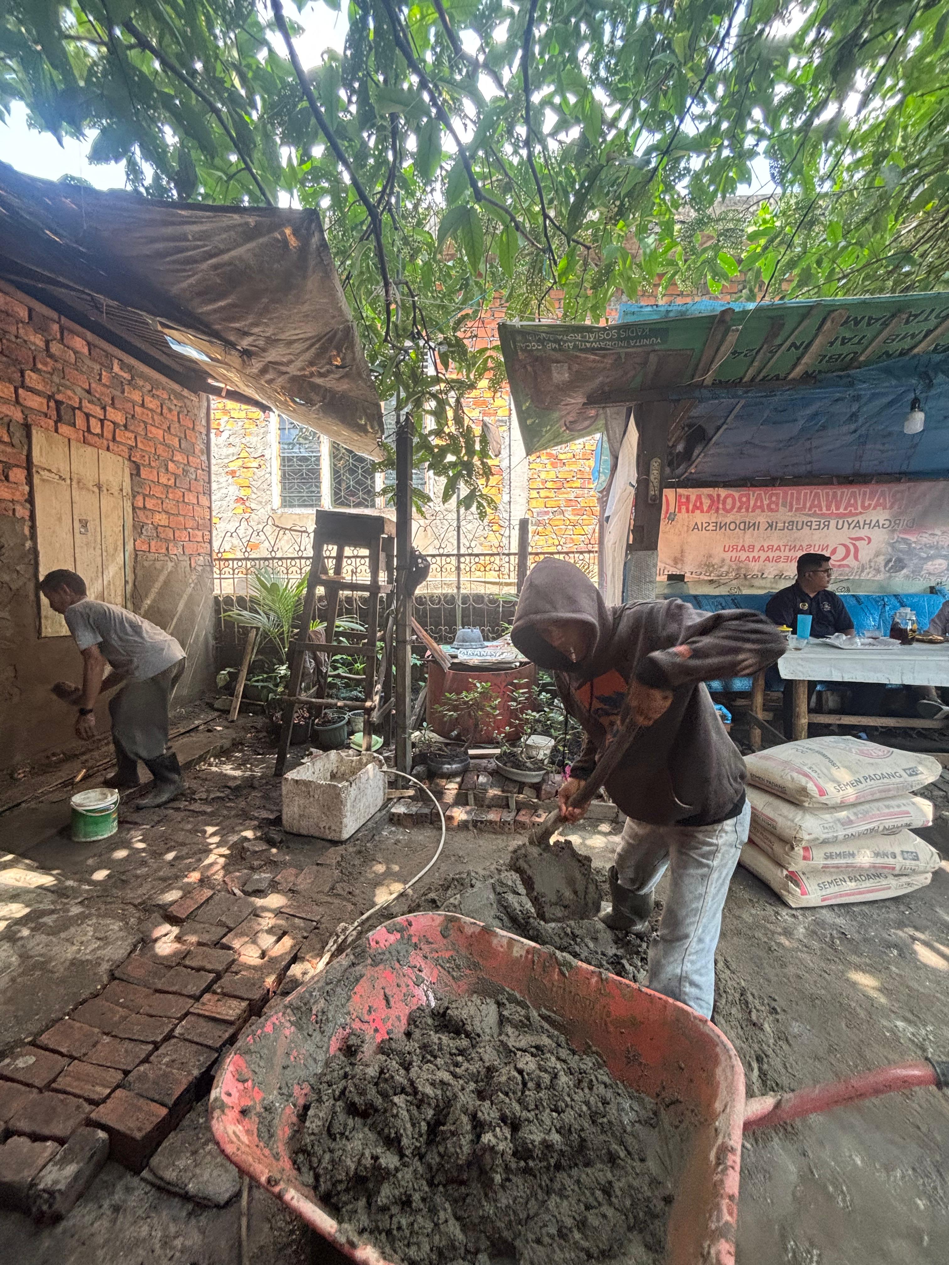 Dinsos Kota Jambi Bantu Perbaiki Rumah Warga, Berikan Buku Anak Sekolah