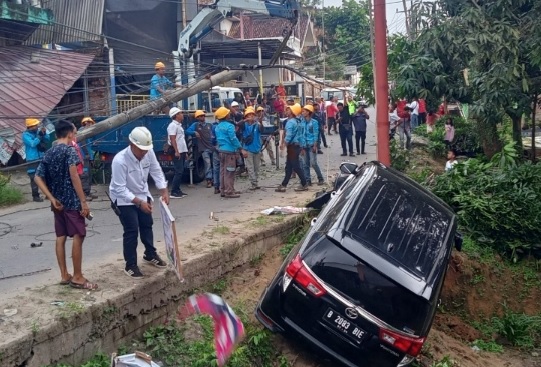 Mobil Innova Tabrak Tiang Listrik di Lorong Pattimura Hingga Roboh