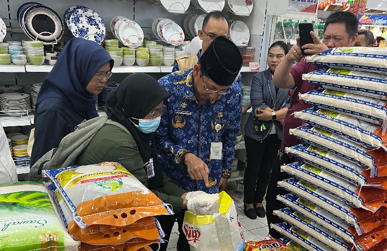 Satgas Pangan Jambi Periksa Beras Diduga Oplosan di Berbagai Supermarket dan Ritel Perbelanjaan 