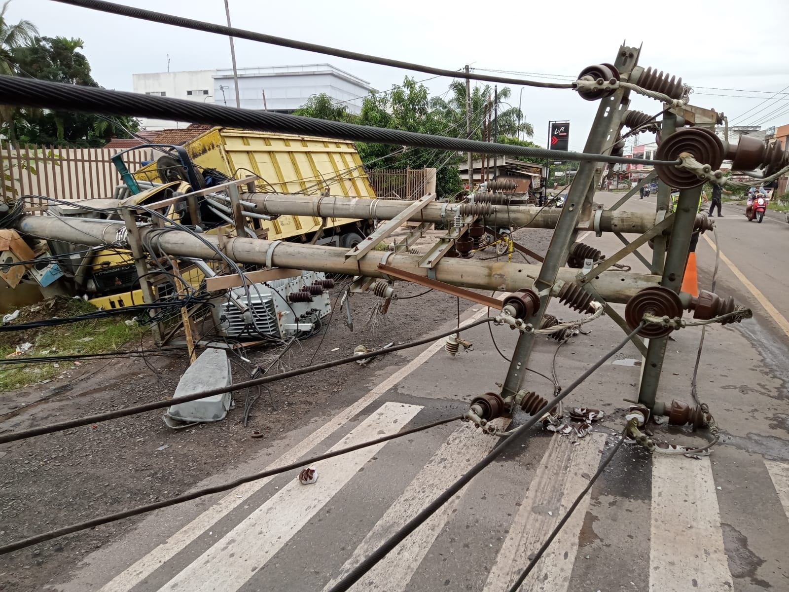 Insya Allah Sore Ini Listrik Normal, Gara-Gara Angkutan Batu Bara Tumbur Gardu Listrik di Kota Jambi