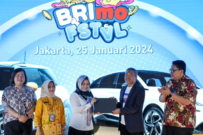 Transaksi Pakai BRImo, 15 Nasabah Ini Menangkan Mobil Listrik Keren!