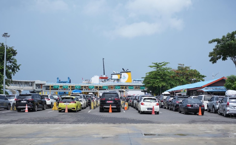 Volume Kendaraan di Pelabuhan Bakauheni Naik Tajam, 35.965 kendaraan kembali ke Jawa