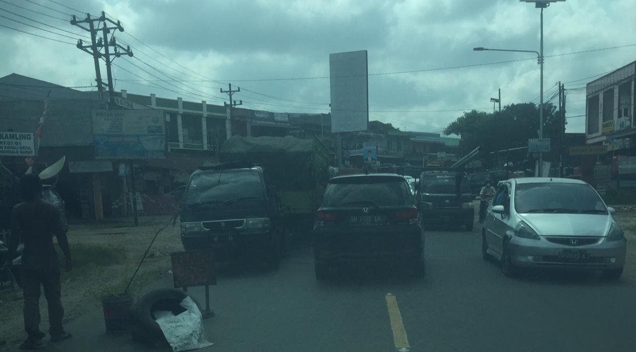 Truk Angkutan Batu Bara Rusak, Jalur Simpang Rimbo Hingga Gerbang CitraRaya City Macet