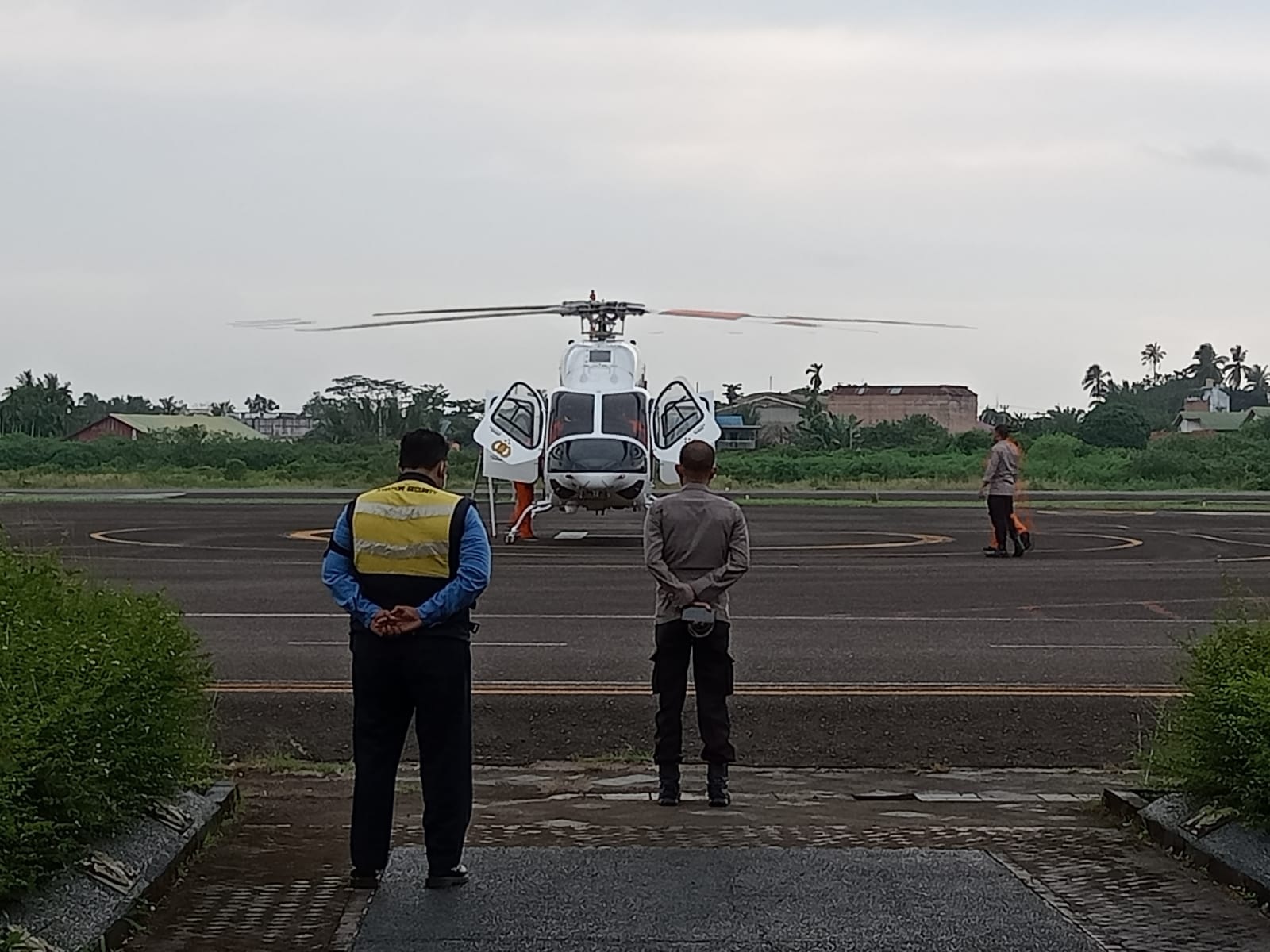 Satu helikopter Bantuan dari Polda Sumsel Berangkat ke Lokasi Helikopter Mendarat Darurat