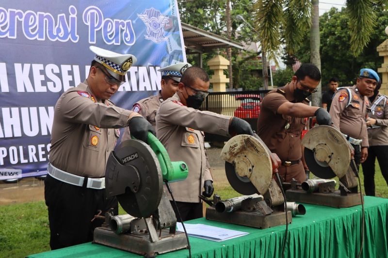 Polres Bungo Jambi Musnahkan 148 knalpot Brong