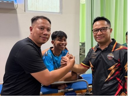 Kapolda Fighter Match Memanas, Dede Sunandar Tumbang Usai Terkena Pukulan Vicky Prasetyo