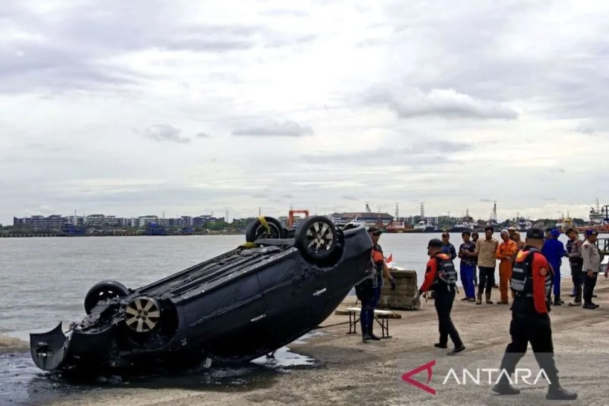 Basarnas: Mobil Purnawirawan TNI Ditemukan Terbalik di Dalam Lumpur