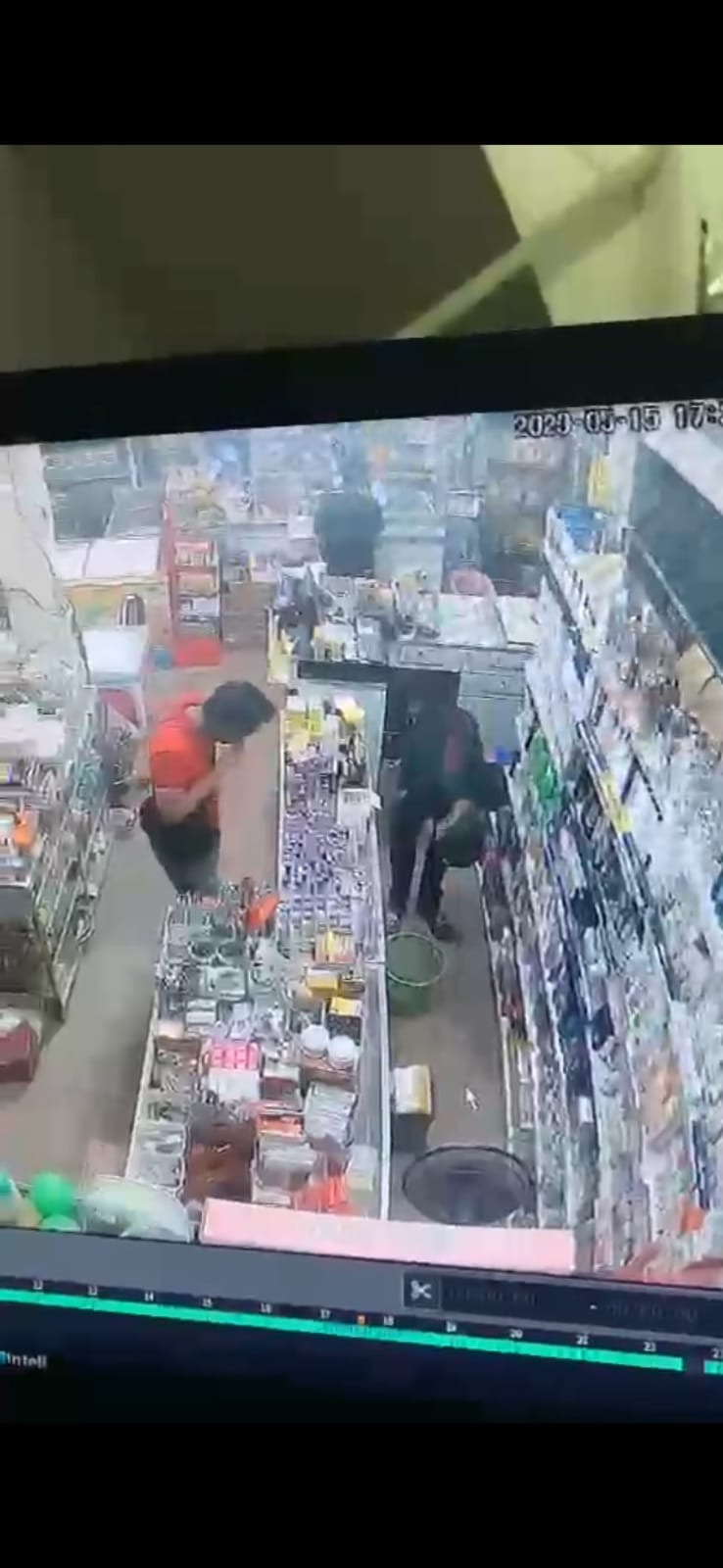 Dua Pria Terekam CCTV Curi 2 Box Minyak Kayu Putih dan Minyak Telon di MM Mulia