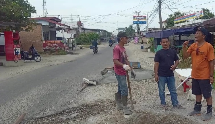 Tak Kunjung Diperbaiki, Warga Suka Sari Perbaiki Jalan Dalam Kota Sarolangun