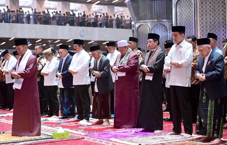 Didampingi Kaesang, Presiden Jokowi dan Ibu Iriana Tunaikan Salat Idulfitri 1445 H di Masjid Istiqlal