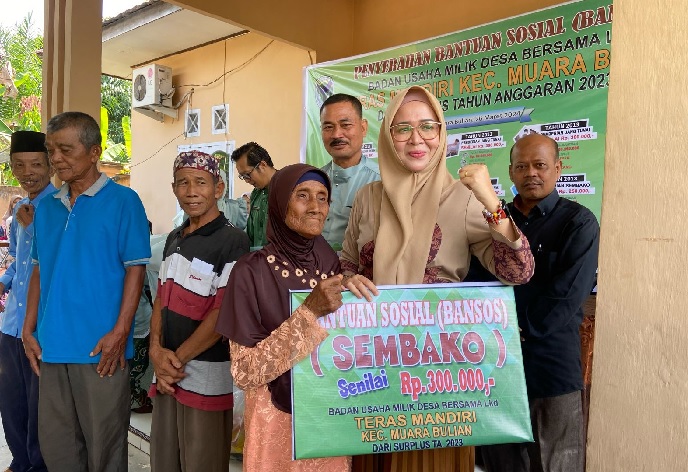 Zulva Fadhil Berikan Apresiasi, Bumdesma Teras Mandiri Muara Bulian Bagikan Bansos Gratis