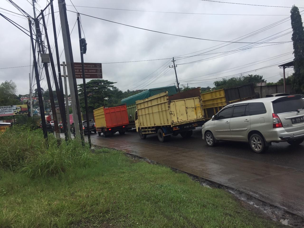 Jalanan Dipenuhi Truk Batu Bara, Jalur Simpang Rimbo Hingga Mendalo Macet Lagi