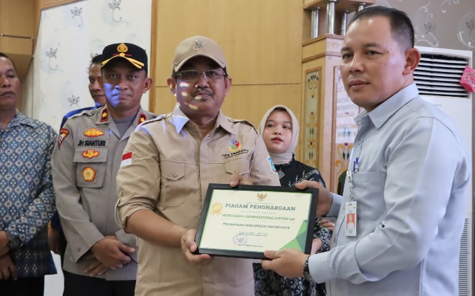 SKK Migas PetroChina Terima Penghargaan dari Bupati Tanjabbar Dalam Peringatan Hari Buruh Internasional 2024