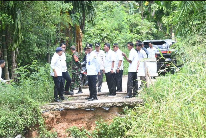 Pj Bupati Raden Najmi Tinjau Jalan Longsor di Mendalo Darat