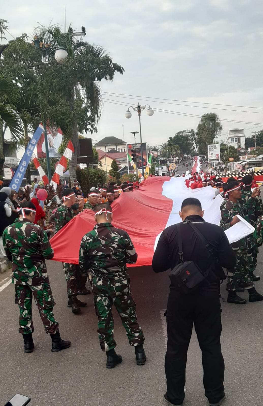 Pecahkan Rekor MURI, Bendera Sepanjang 2.500 Meter Melintasi Kota Muara Bungo