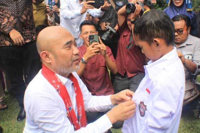 10.174 Anak SD dan SMP di Bungo Mulai Terima Seragam Sekolah Gratis