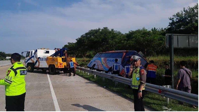 Bawa Pemudik Tujuan Jatim, Bus Rosalia Indah Kecelakaan di Tol, 7 Orang Meninggal Dunia