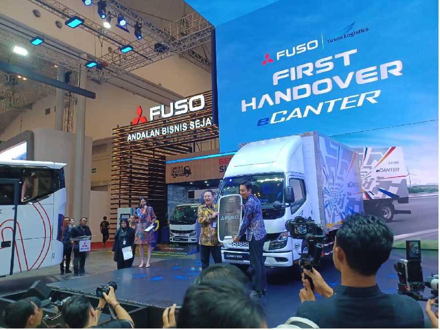 Sehari Setelah Launching, Mitsubishi Fuso Serah Terima unit Pertama eCanter ke PT. Yusen Logistic Indonesia