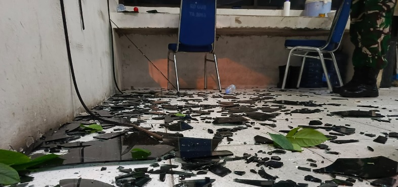 Rumdis Wagub Jambi Dilempari Batu dan Bom Molotov