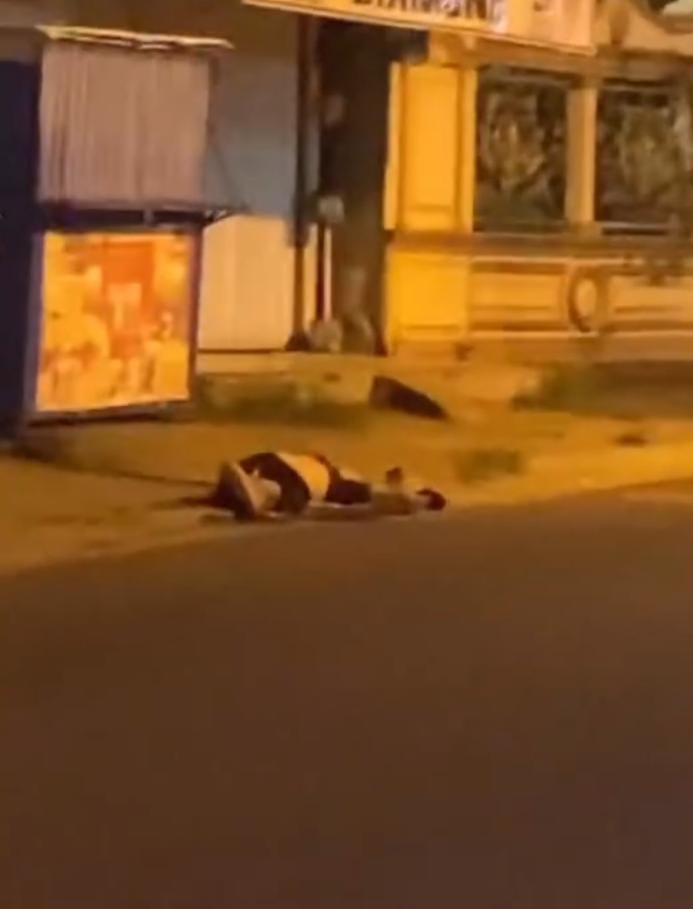 Melihat Mantan Kekasih Bersama Pria Lain, Pria Ini Nekat Naik ke Kap Mobil hingga Tewas Terjatuh